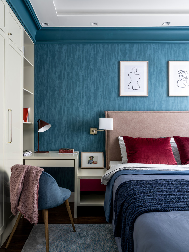 На фото: маленькая хозяйская спальня в современном стиле с синими стенами для на участке и в саду с