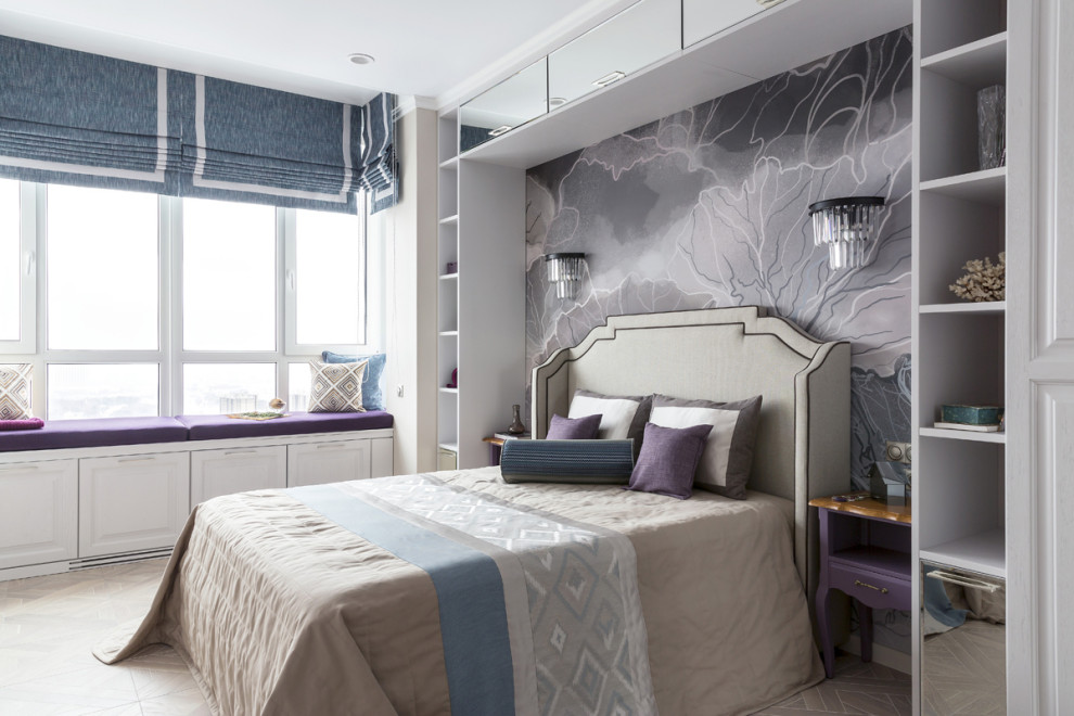 Пример оригинального дизайна: спальня в стиле неоклассика (современная классика) с серыми стенами, серым полом и обоями на стенах