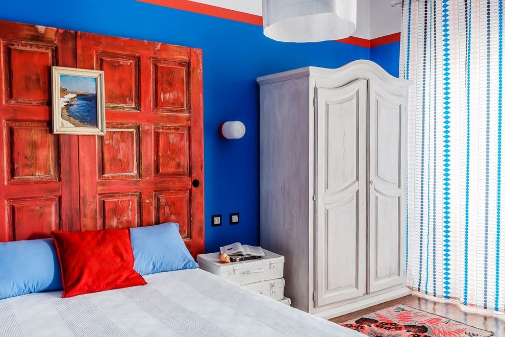 Foto di una camera matrimoniale eclettica con pareti blu