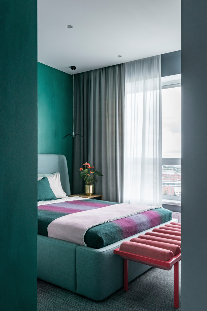 Diseño de dormitorio principal actual pequeño sin chimenea con paredes verdes, moqueta y suelo multicolor