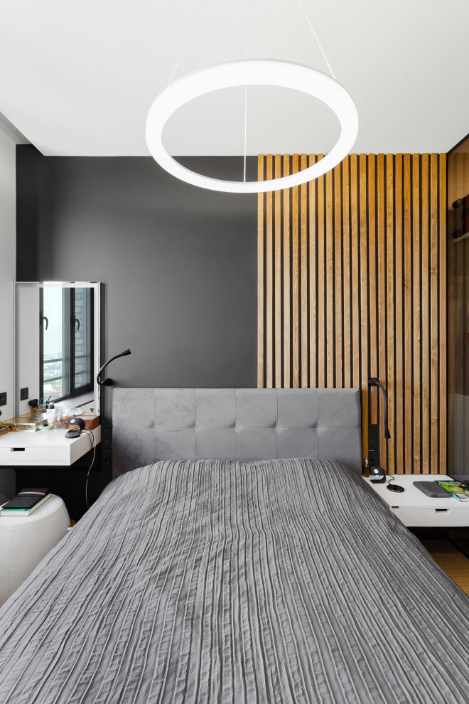 Стильный дизайн: маленькая хозяйская спальня в современном стиле с серыми стенами, полом из ламината, бежевым полом, многоуровневым потолком и деревянными стенами для на участке и в саду - последний тренд