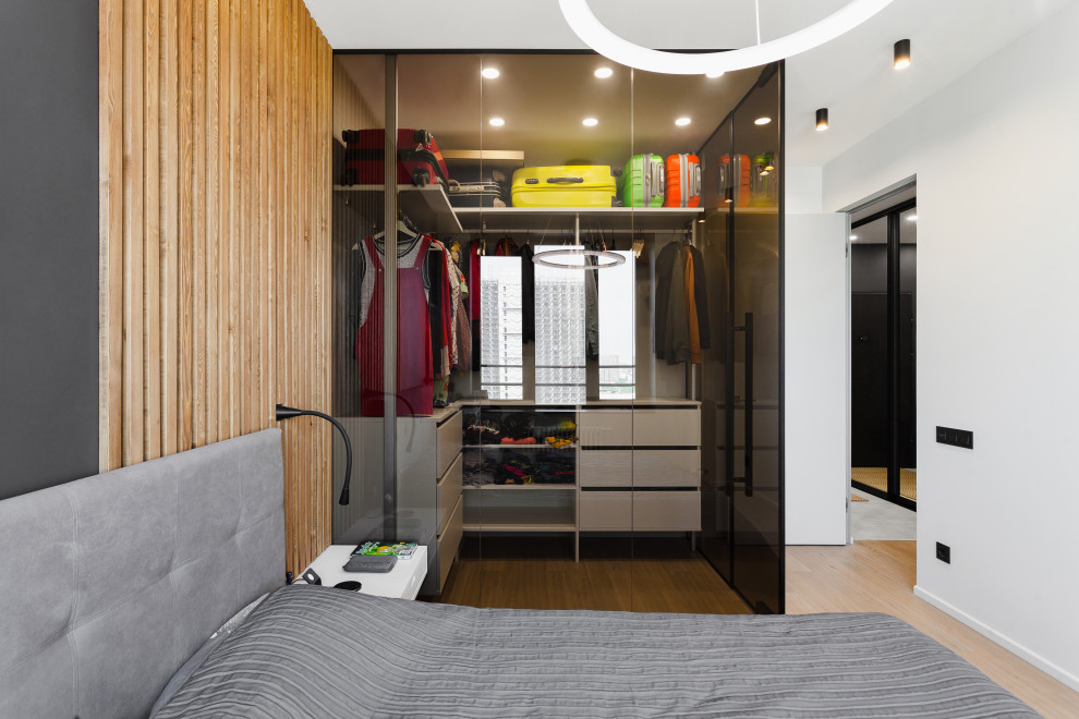 Kleines Modernes Hauptschlafzimmer mit grauer Wandfarbe, Laminat, beigem Boden, eingelassener Decke und Holzwänden in Moskau