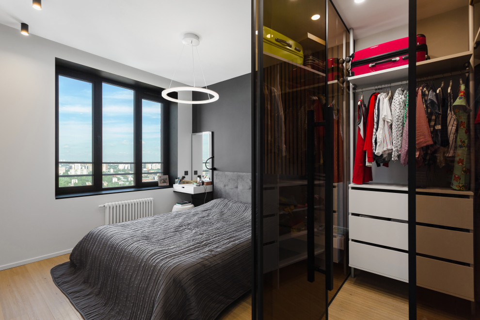Ejemplo de dormitorio principal contemporáneo pequeño con paredes grises, suelo laminado, suelo beige, bandeja y madera