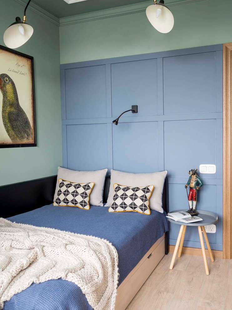 Свежая идея для дизайна: спальня в скандинавском стиле с кроватью в нише - отличное фото интерьера