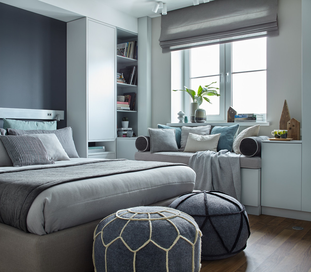 Пример оригинального дизайна: спальня среднего размера в скандинавском стиле с паркетным полом среднего тона и синими стенами
