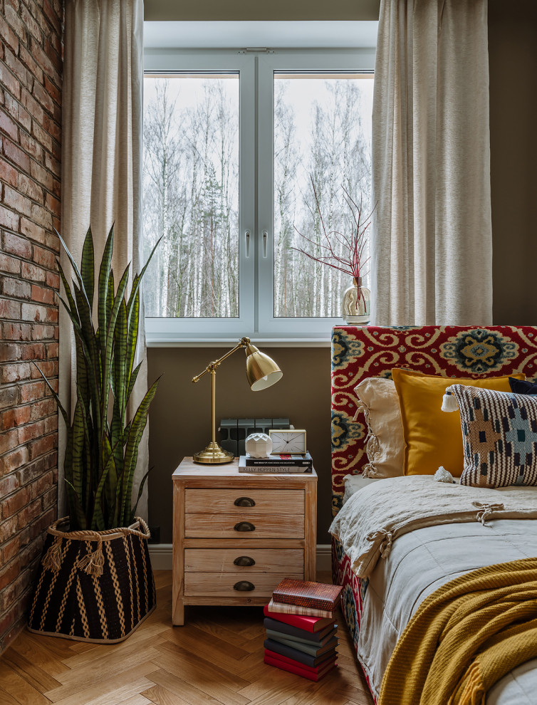 Exemple d'une chambre parentale scandinave de taille moyenne avec un mur gris, un sol en bois brun et un sol marron.