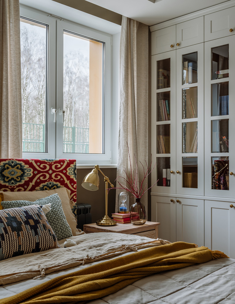 Источник вдохновения для домашнего уюта: хозяйская спальня среднего размера в скандинавском стиле с серыми стенами, паркетным полом среднего тона и коричневым полом