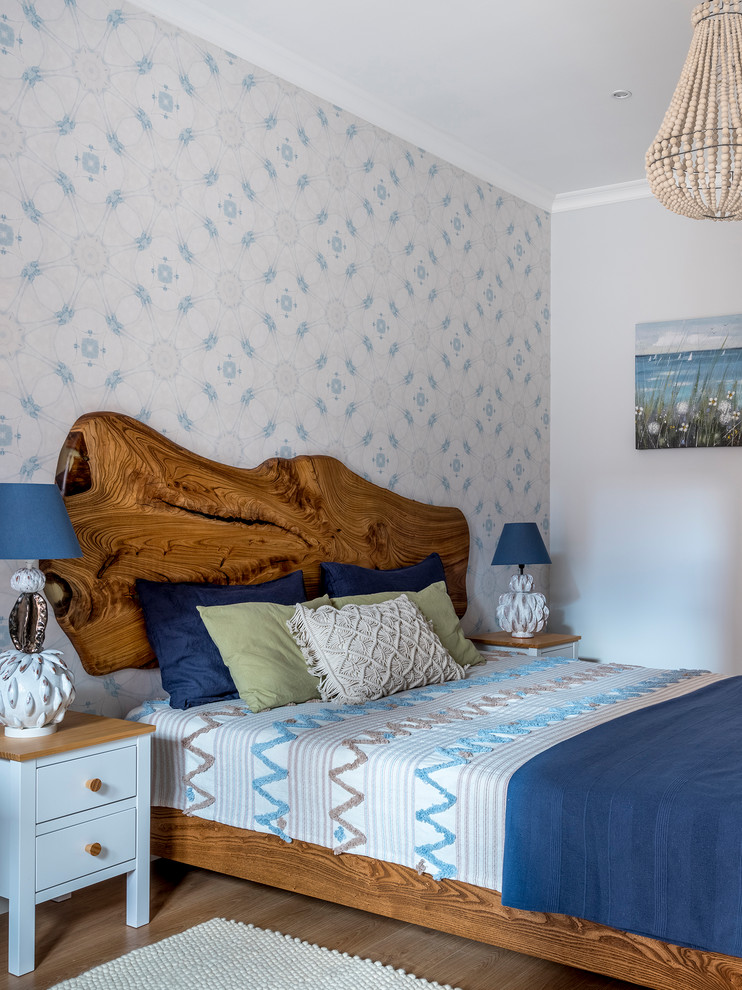 Imagen de dormitorio principal costero de tamaño medio sin chimenea con paredes multicolor