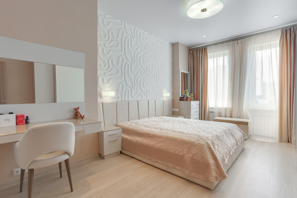 Immagine di una camera matrimoniale design di medie dimensioni con pareti beige e parquet chiaro