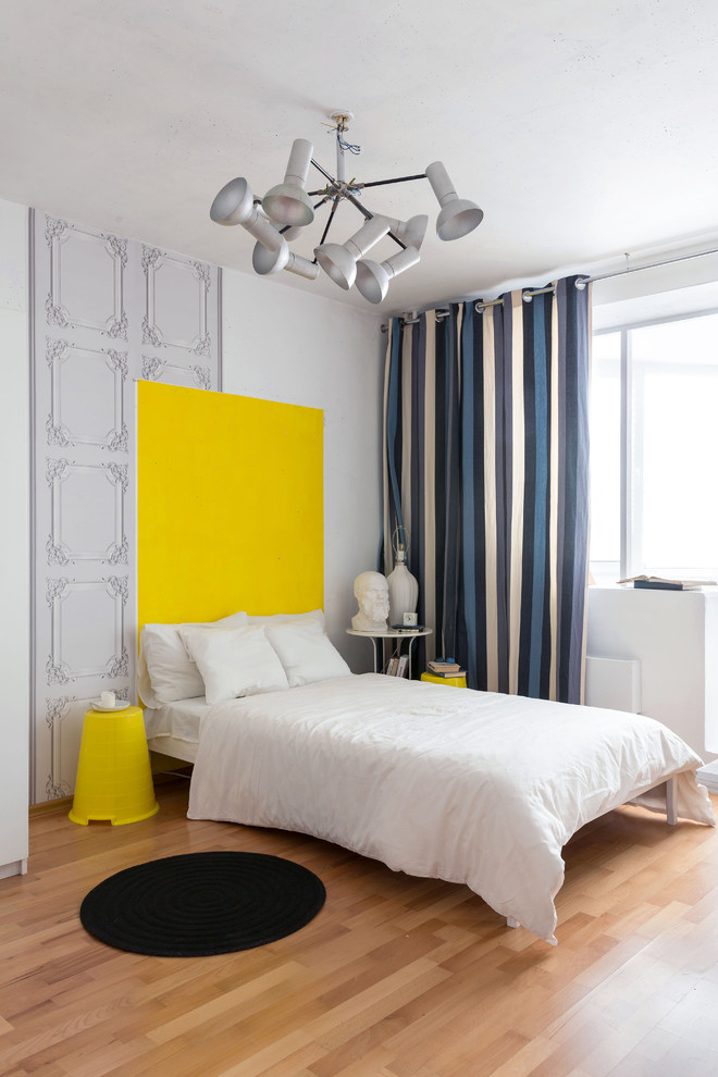 Источник вдохновения для домашнего уюта: спальня в скандинавском стиле с белыми стенами, светлым паркетным полом, бежевым полом и синими шторами