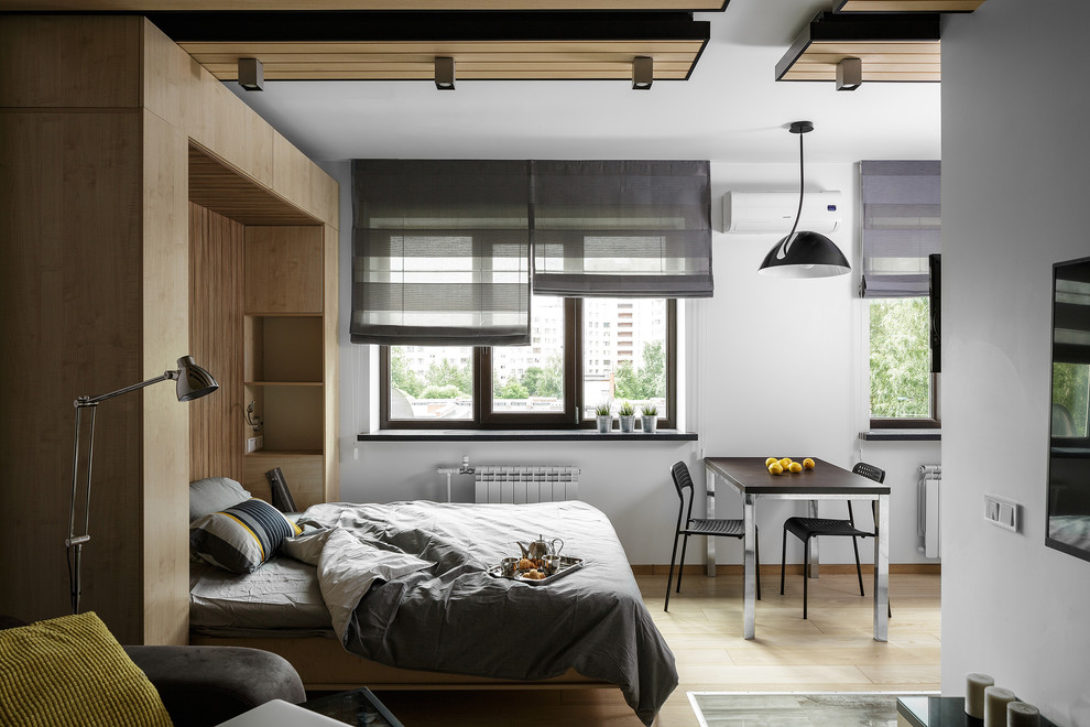 Modernes Hauptschlafzimmer mit weißer Wandfarbe, hellem Holzboden und beigem Boden in Sonstige
