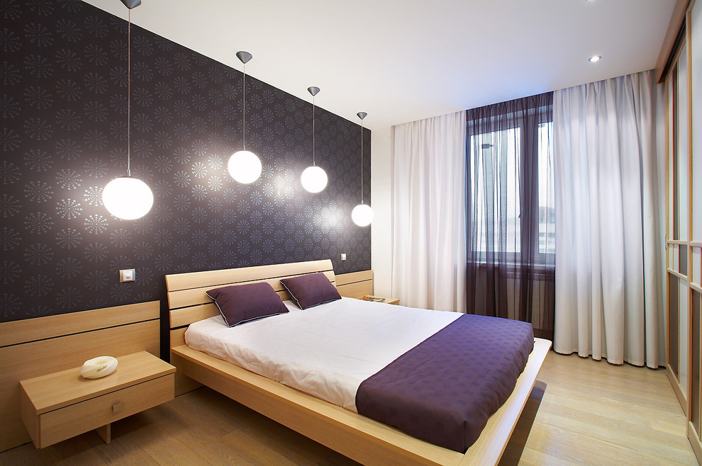 На фото: хозяйская спальня среднего размера в современном стиле с светлым паркетным полом, разноцветными стенами и бежевым полом с