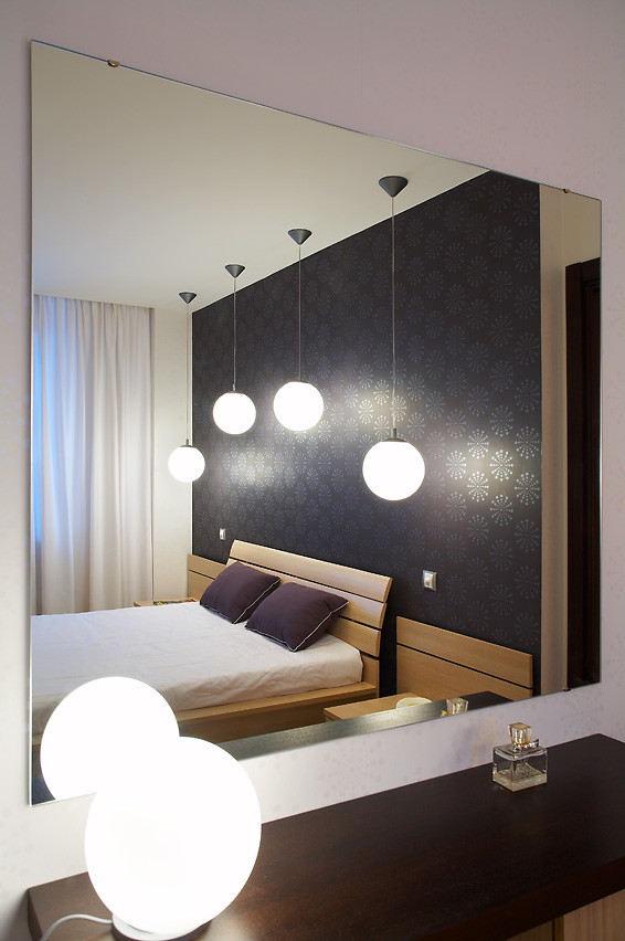Идея дизайна: хозяйская спальня среднего размера в современном стиле с разноцветными стенами, светлым паркетным полом и бежевым полом