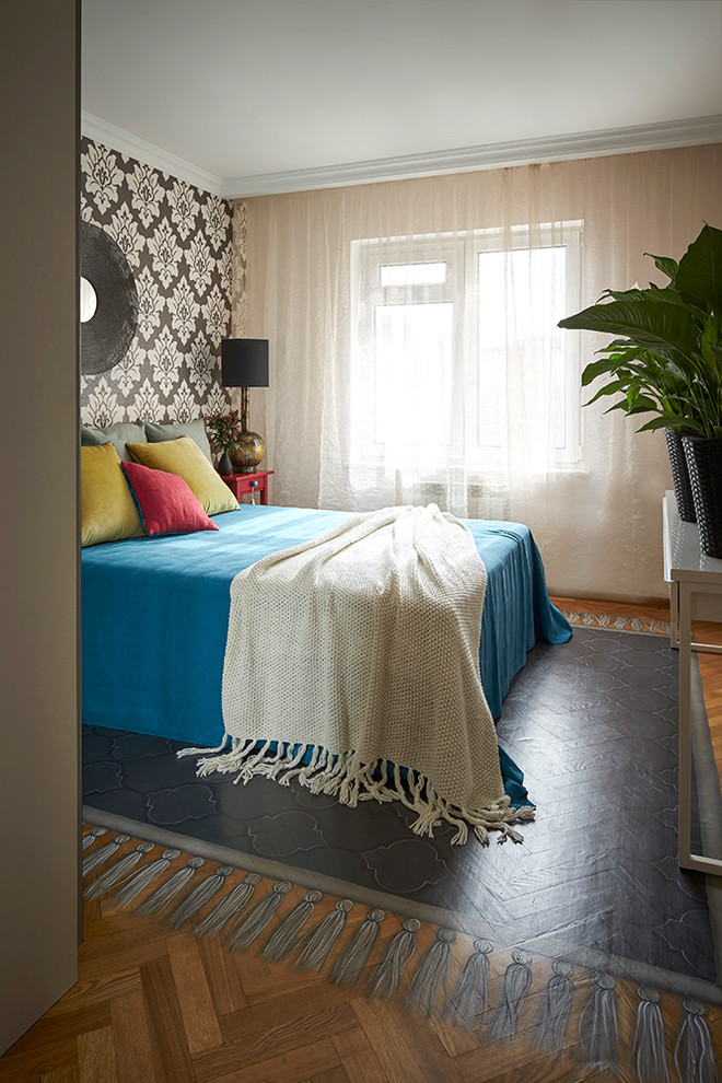 Стильный дизайн: маленькая хозяйская спальня в стиле фьюжн с разноцветными стенами и деревянным полом без камина для на участке и в саду - последний тренд