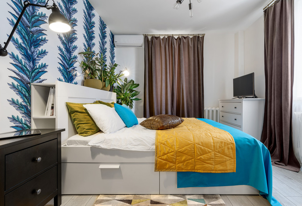 Свежая идея для дизайна: спальня в стиле неоклассика (современная классика) с разноцветными стенами и светлым паркетным полом без камина - отличное фото интерьера