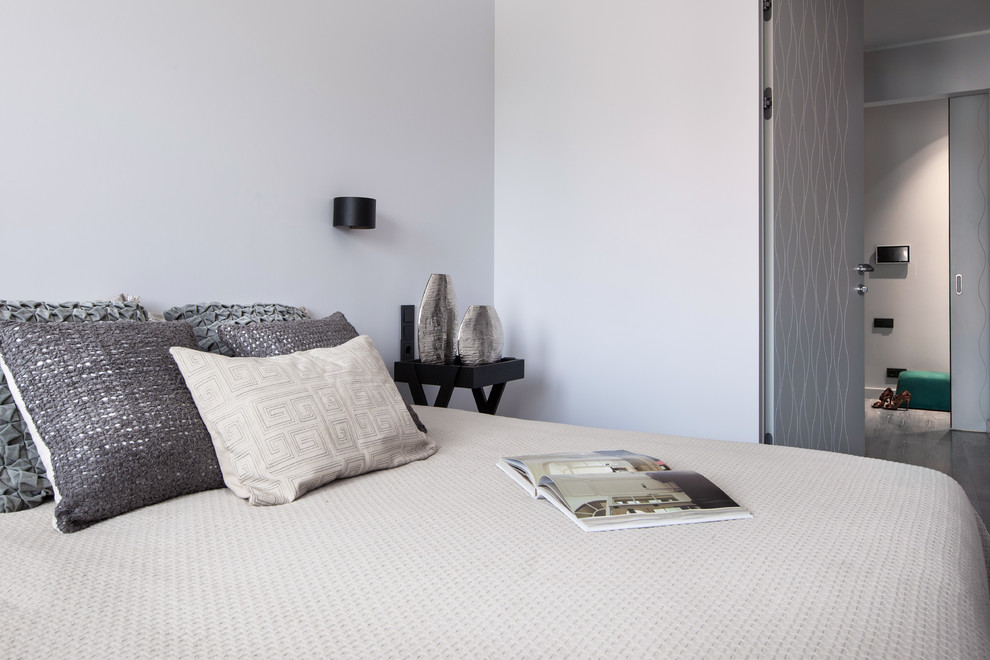 Источник вдохновения для домашнего уюта: хозяйская спальня среднего размера в современном стиле с пробковым полом, серым полом и белыми стенами без камина