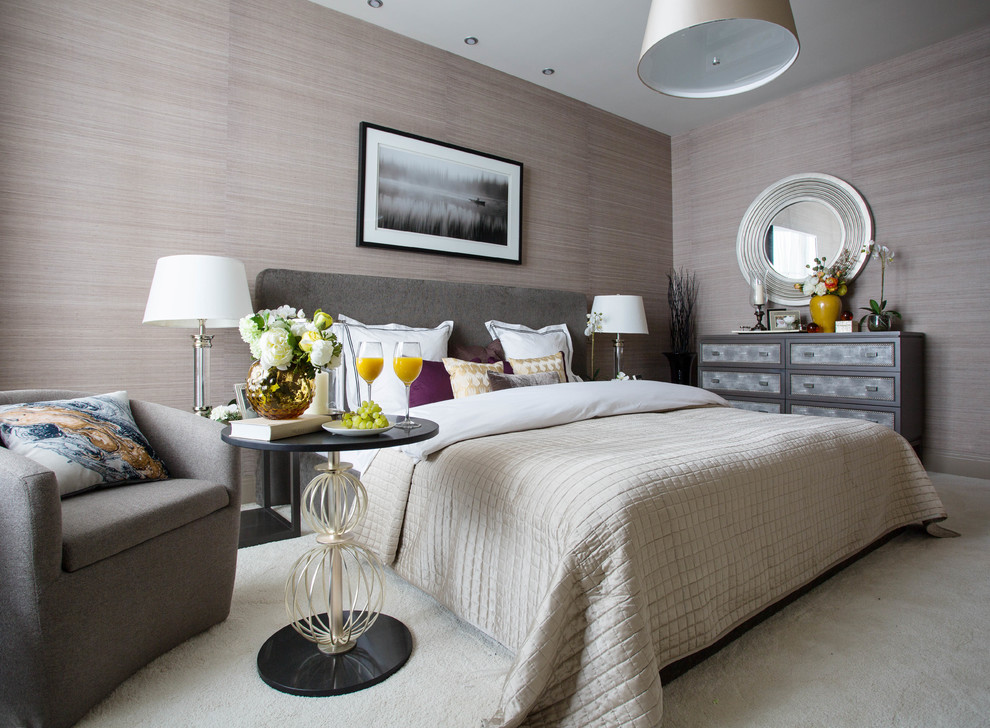 Imagen de dormitorio principal clásico renovado con paredes beige, moqueta y suelo blanco