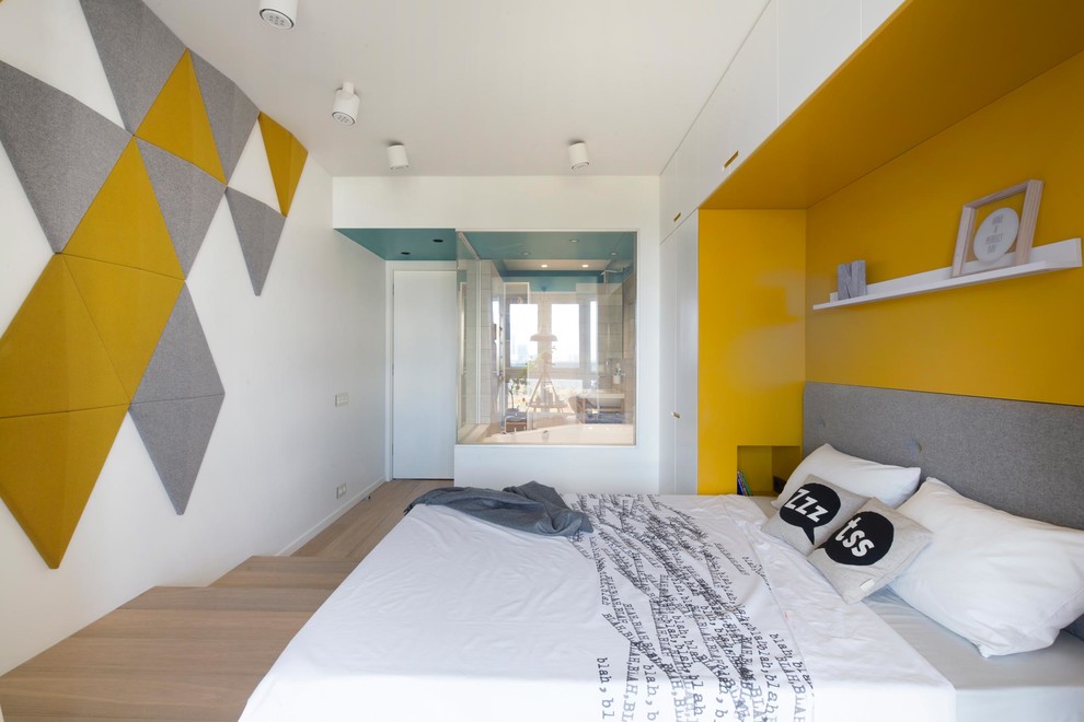 Ispirazione per una camera da letto minimal con pareti multicolore, pavimento in legno massello medio e pavimento marrone