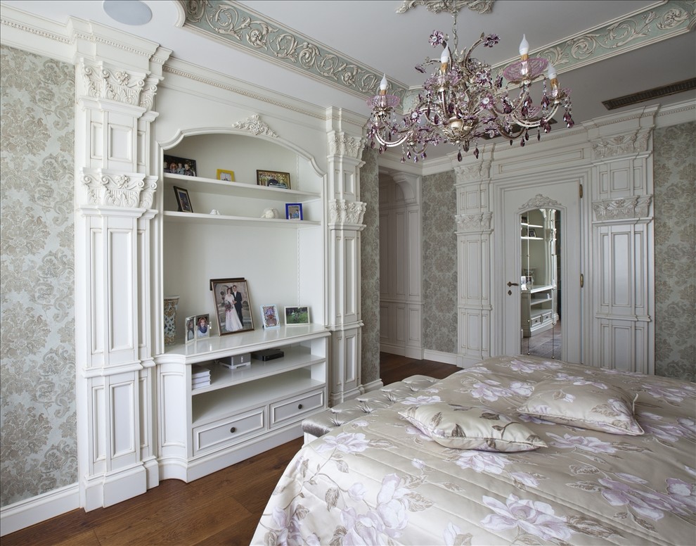 Bedroom - traditional bedroom idea in Moscow