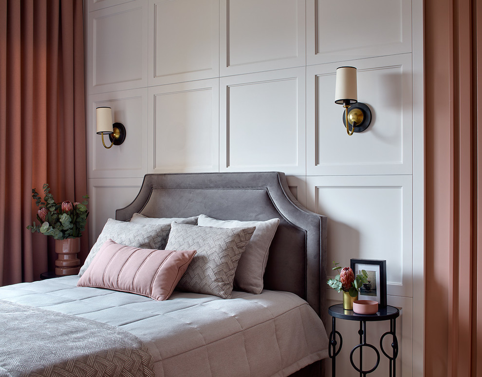 Идея дизайна: хозяйская спальня в стиле неоклассика (современная классика) с розовыми стенами