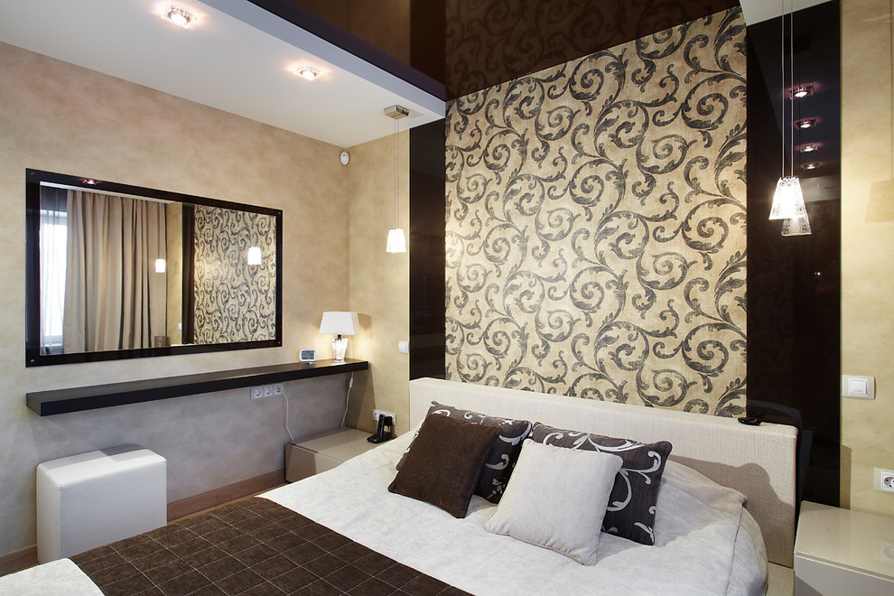 サンクトペテルブルクにある中くらいなコンテンポラリースタイルのおしゃれな主寝室 (茶色い壁、淡色無垢フローリング、ベージュの床) のインテリア