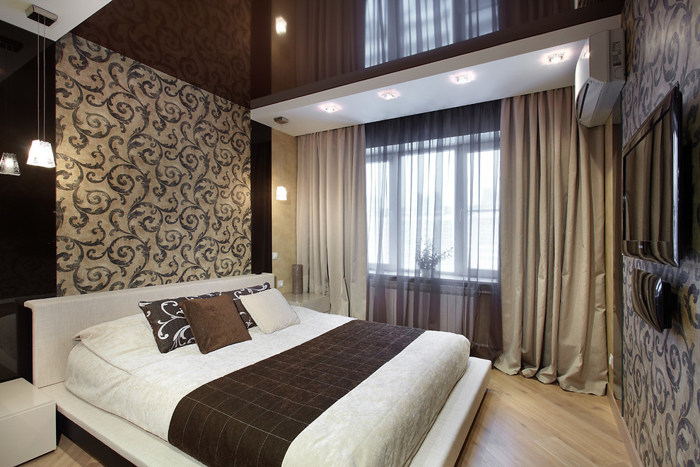 Mittelgroßes Modernes Hauptschlafzimmer mit brauner Wandfarbe, hellem Holzboden und beigem Boden in Sankt Petersburg