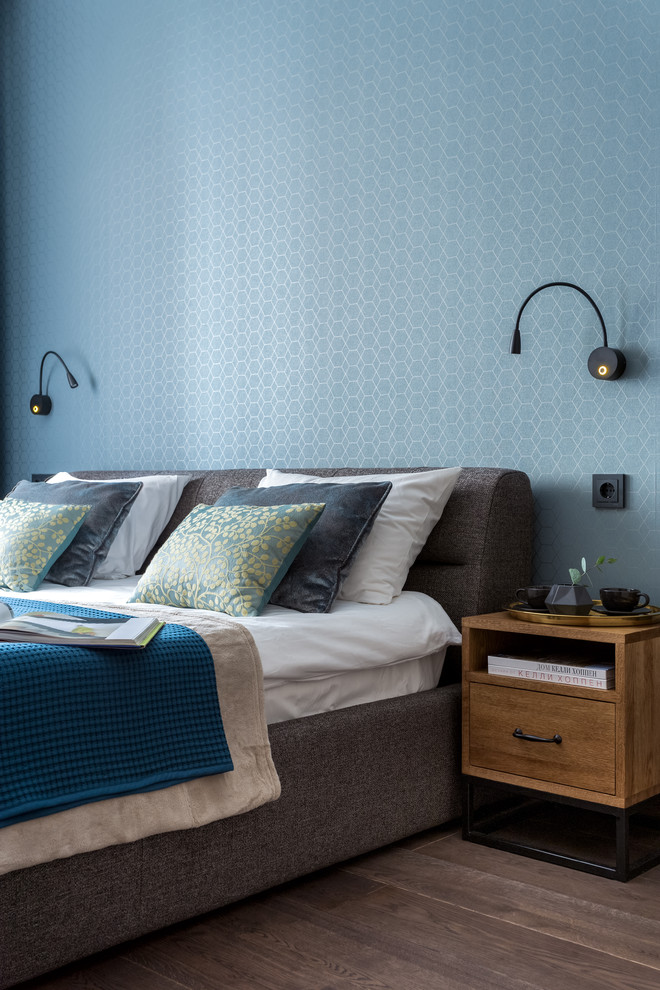 Источник вдохновения для домашнего уюта: хозяйская спальня среднего размера в современном стиле с синими стенами, паркетным полом среднего тона и коричневым полом