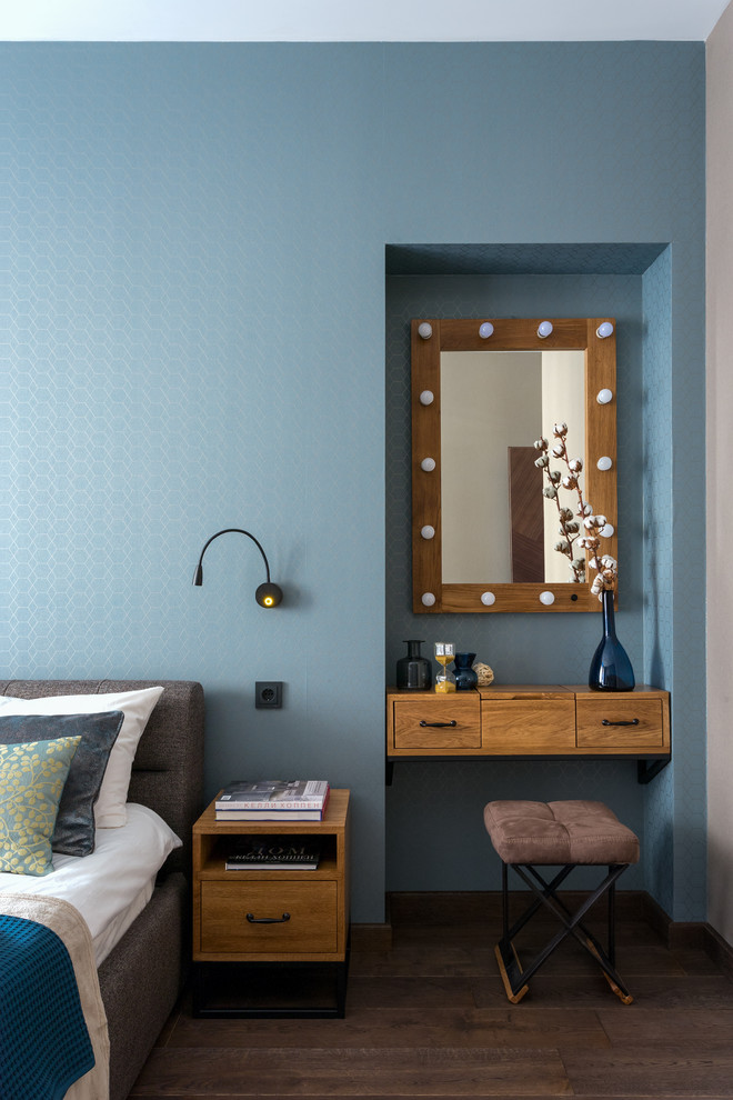 Immagine di una camera matrimoniale design di medie dimensioni con pareti blu, pavimento in legno massello medio e pavimento marrone