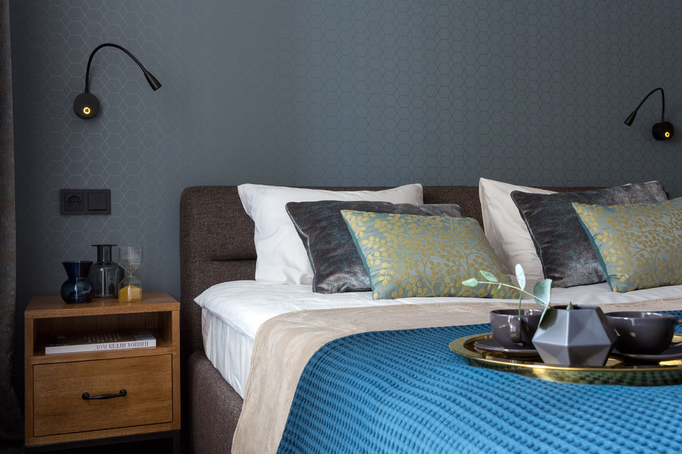 Свежая идея для дизайна: хозяйская спальня среднего размера в современном стиле с синими стенами, паркетным полом среднего тона и коричневым полом - отличное фото интерьера