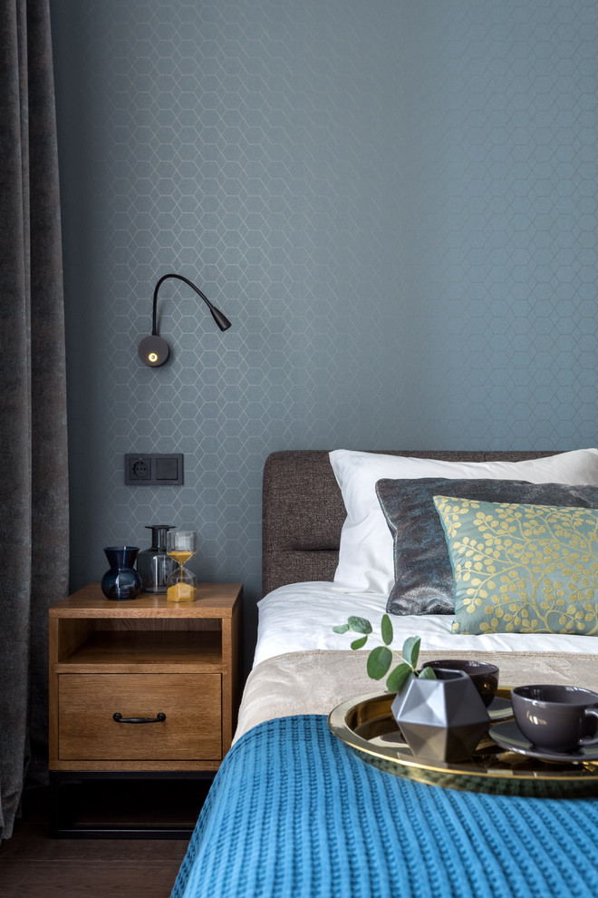 Источник вдохновения для домашнего уюта: хозяйская спальня среднего размера в современном стиле с синими стенами, паркетным полом среднего тона и коричневым полом