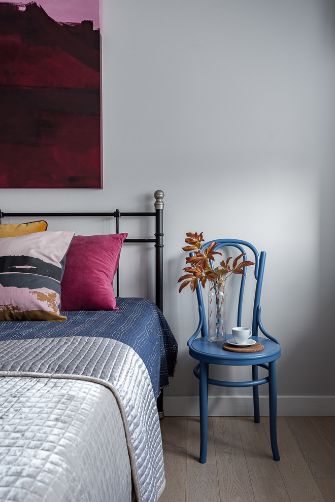 На фото: хозяйская спальня в скандинавском стиле с серыми стенами, светлым паркетным полом и бежевым полом с