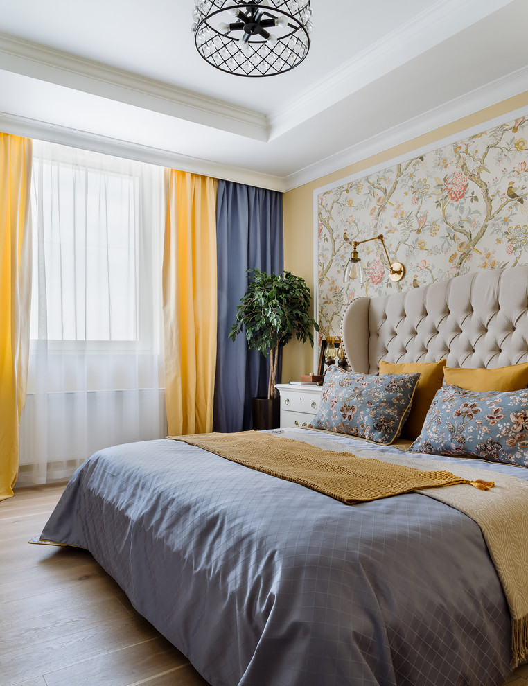 Mittelgroßes Klassisches Hauptschlafzimmer mit gelber Wandfarbe, hellem Holzboden und beigem Boden in Moskau