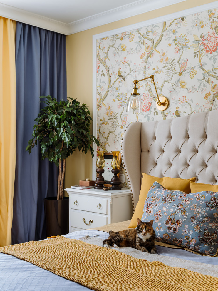 На фото: хозяйская спальня среднего размера в классическом стиле с желтыми стенами, светлым паркетным полом, бежевым полом, синими шторами и кроватью в нише с