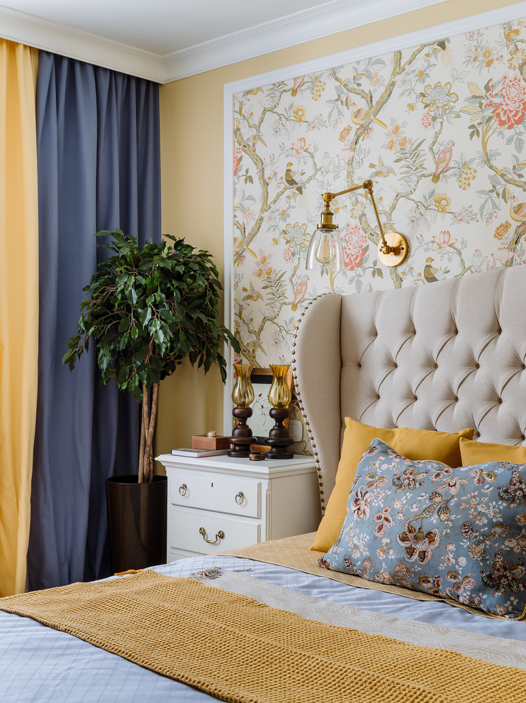 Aménagement d'une chambre parentale classique de taille moyenne avec un mur jaune, parquet clair et un sol beige.