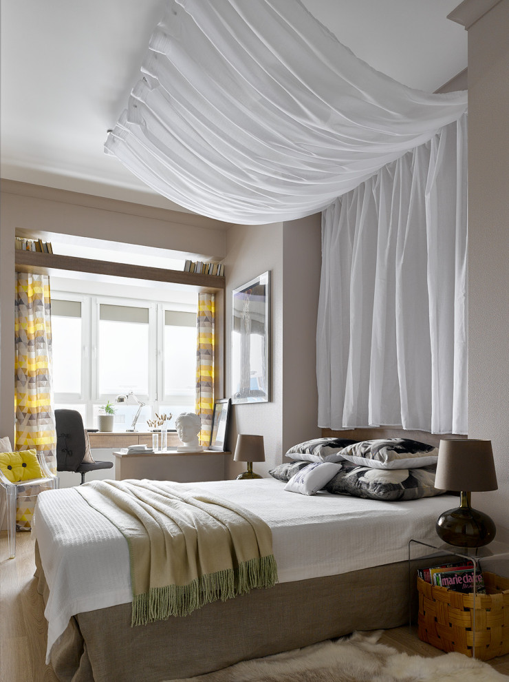 Imagen de dormitorio principal con suelo de madera clara
