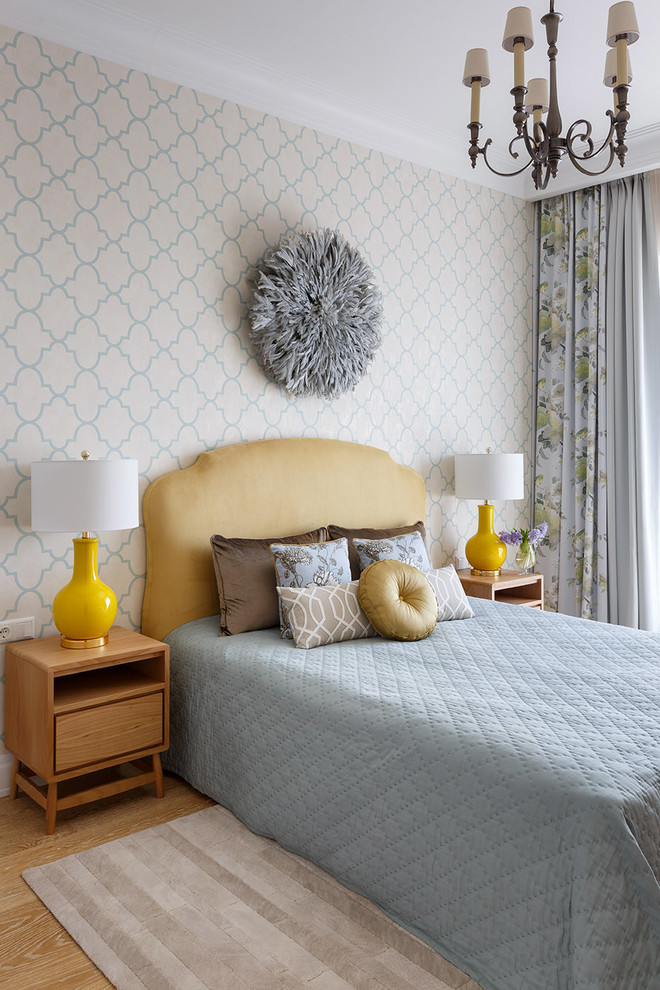 Modelo de dormitorio principal clásico renovado de tamaño medio con paredes beige, suelo de madera en tonos medios y suelo marrón