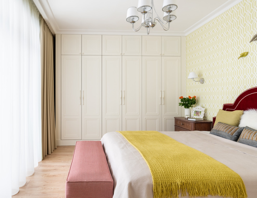 Ejemplo de dormitorio principal tradicional de tamaño medio con paredes verdes, suelo de madera clara y suelo beige