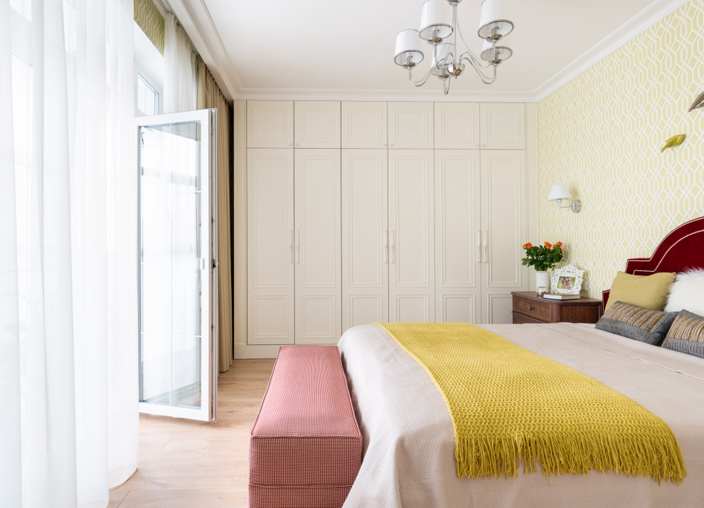 Diseño de dormitorio principal clásico de tamaño medio con paredes verdes, suelo de madera clara y suelo beige