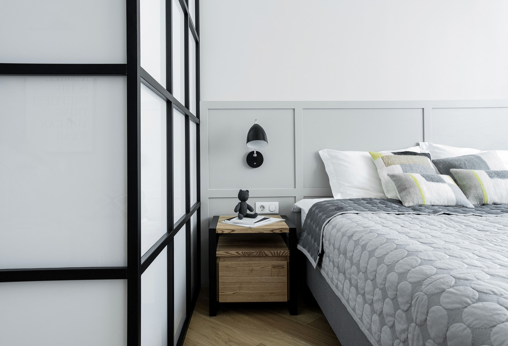 Идея дизайна: хозяйская спальня в современном стиле с белыми стенами, паркетным полом среднего тона и коричневым полом