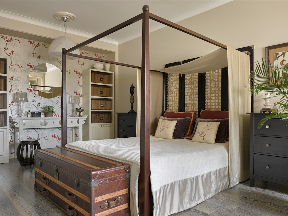 На фото: хозяйская спальня в стиле фьюжн с бежевыми стенами, темным паркетным полом и кроватью в нише