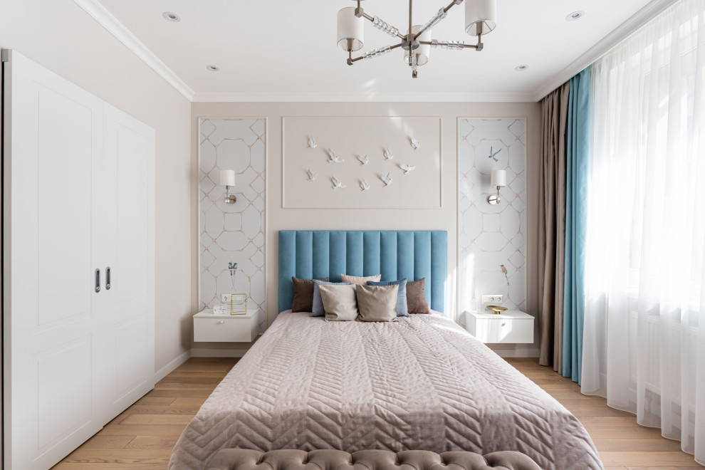 Imagen de dormitorio principal contemporáneo con paredes beige, suelo de madera clara y suelo beige
