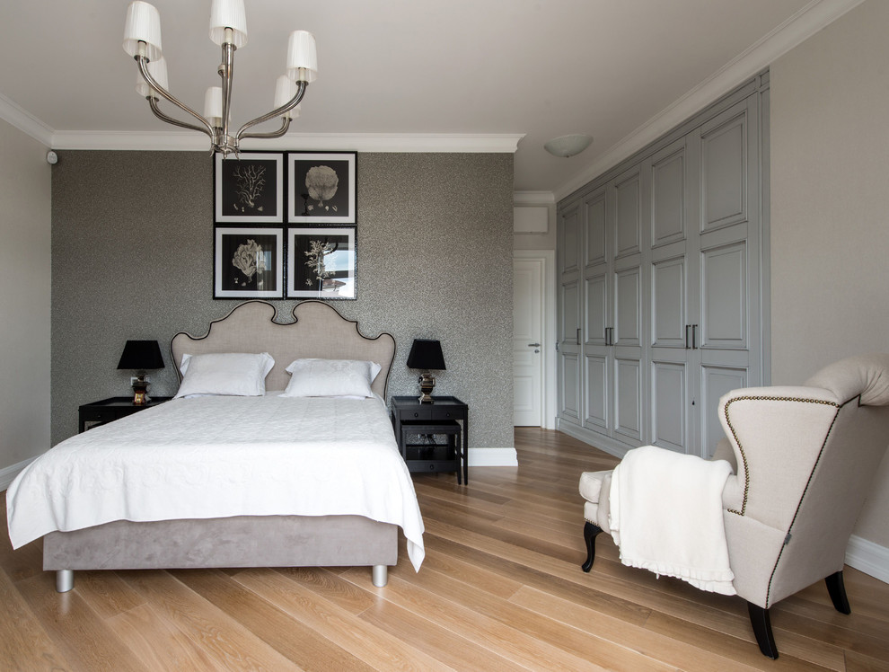 Klassisches Hauptschlafzimmer ohne Kamin mit grauer Wandfarbe und braunem Holzboden in Moskau