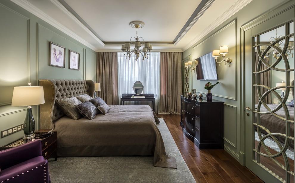 Источник вдохновения для домашнего уюта: большая хозяйская спальня в классическом стиле с зелеными стенами, темным паркетным полом и кроватью в нише без камина