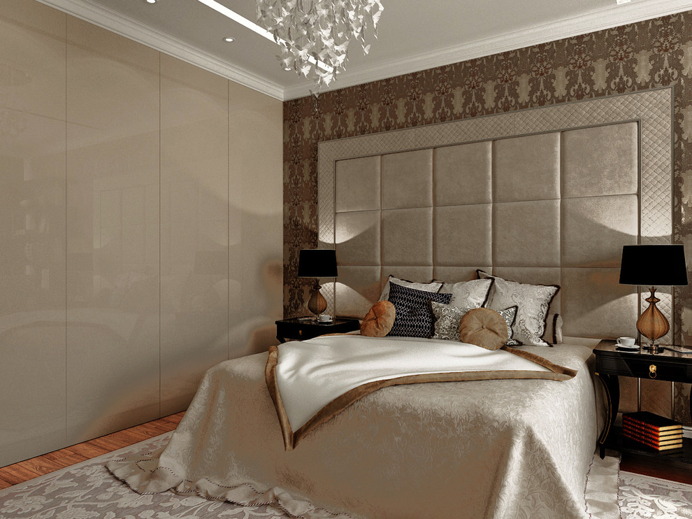 На фото: хозяйская спальня среднего размера в стиле фьюжн с бежевыми стенами и темным паркетным полом