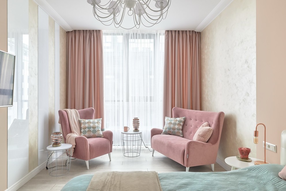 Idee per una camera da letto classica con pareti beige, parquet chiaro e pavimento grigio