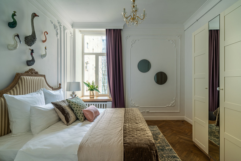 Свежая идея для дизайна: большая хозяйская спальня в стиле неоклассика (современная классика) с белыми стенами, паркетным полом среднего тона и коричневым полом - отличное фото интерьера