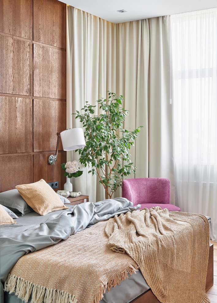 モスクワにあるトランジショナルスタイルのおしゃれな寝室 (茶色い壁、グレーとブラウン)