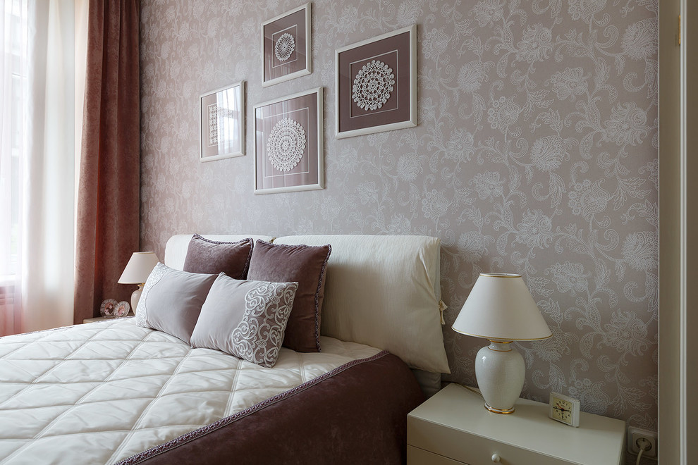 Стильный дизайн: маленькая хозяйская спальня в классическом стиле с розовыми стенами, светлым паркетным полом и бежевым полом для на участке и в саду - последний тренд
