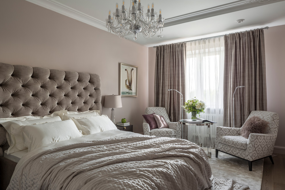 На фото: большая хозяйская спальня: освещение в стиле неоклассика (современная классика) с розовыми стенами, темным паркетным полом и коричневым полом