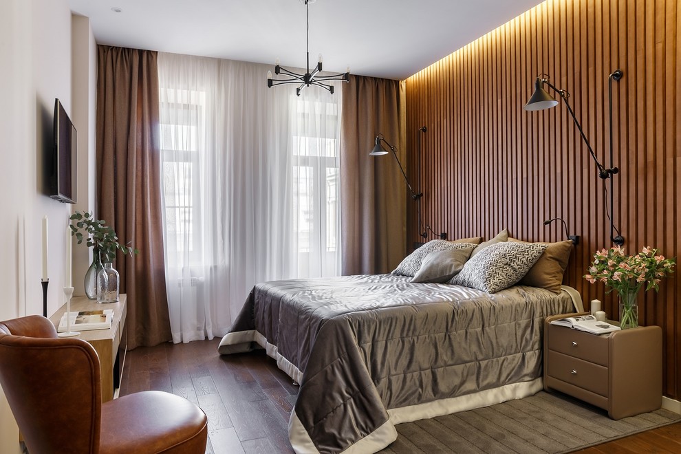Свежая идея для дизайна: хозяйская спальня: освещение в современном стиле с коричневыми стенами, темным паркетным полом и коричневым полом без камина - отличное фото интерьера